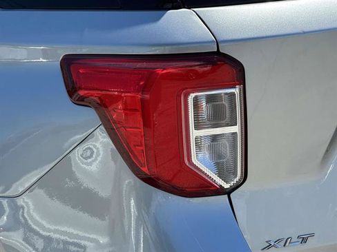 Used 2023 Ford Explorer XLT AWD/4WD image 30