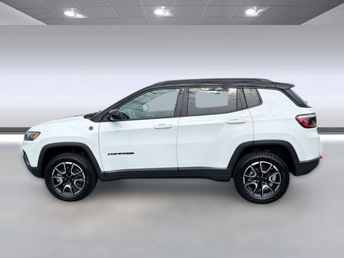 Used 2025 Jeep Compass Trailhawk AWD/4WD image 2