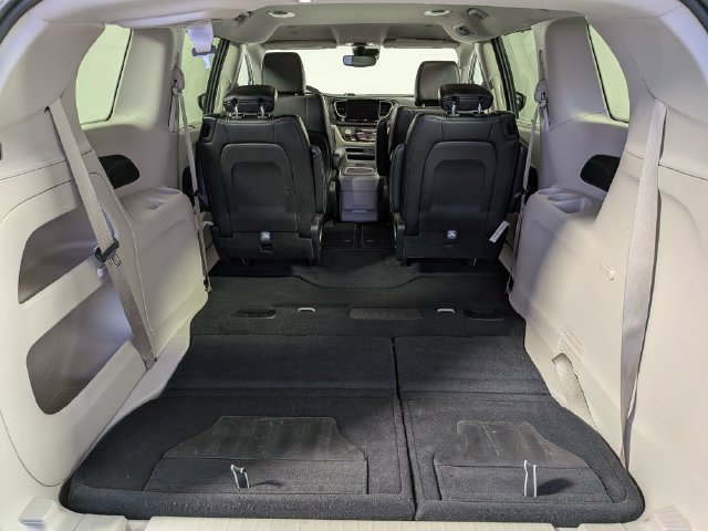 Used 2024 Chrysler Pacifica Touring-L FWD image 8