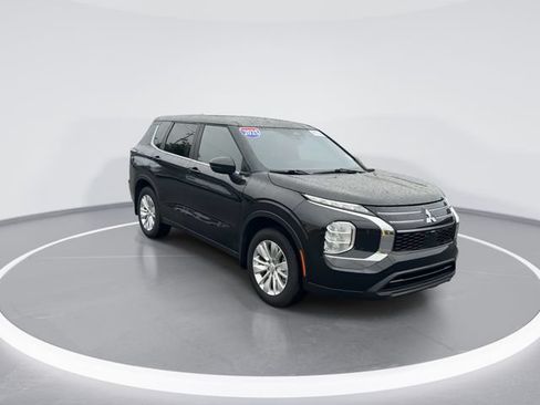 Used 2025 Mitsubishi Outlander ES FWD image 1