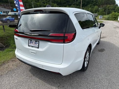Used 2024 Chrysler Pacifica Touring-L FWD image 3