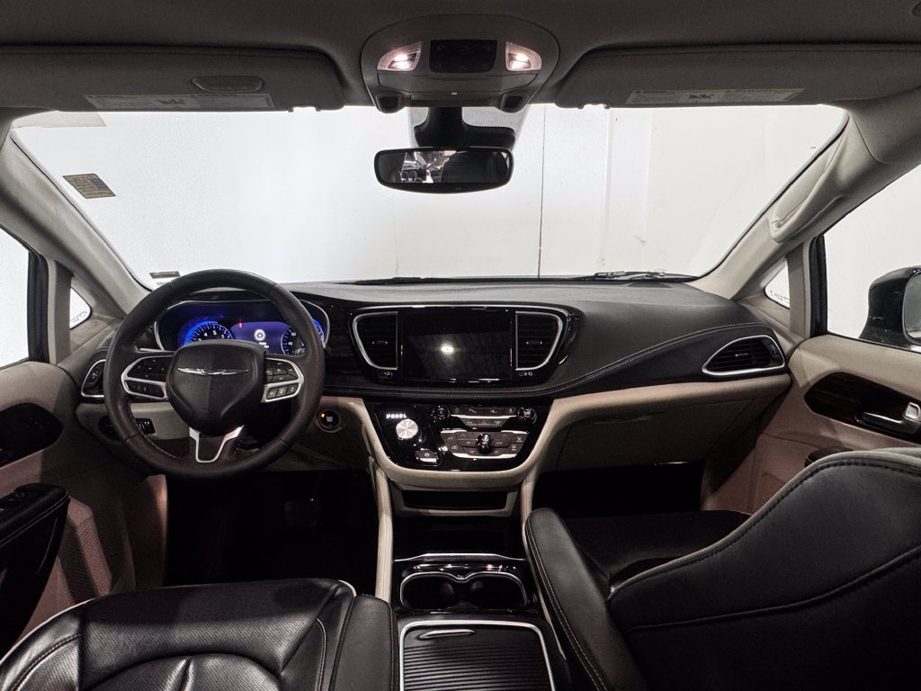 Used 2024 Chrysler Pacifica Limited FWD image 2