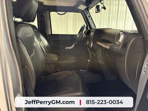 Used 2018 Jeep Wrangler Unlimited Sahara w/ Connectivity Group AWD/4WD image 21
