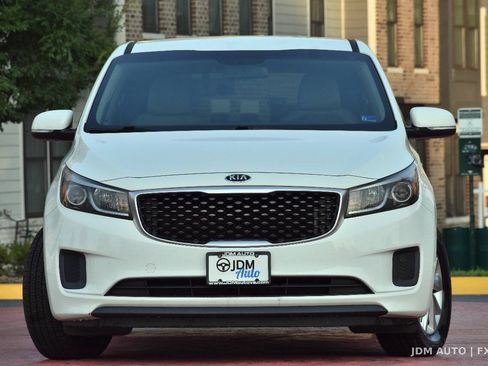 Used 2017 Kia Sedona LX FWD image 3