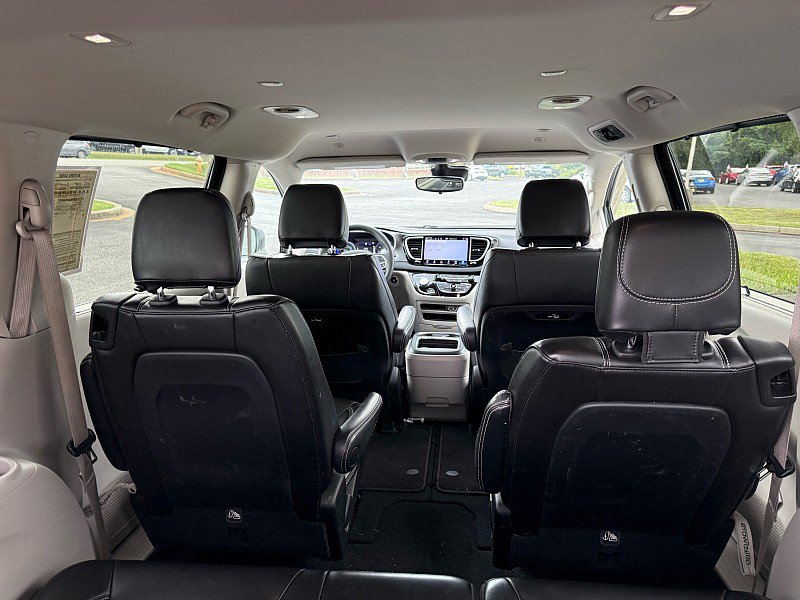 Used 2023 Chrysler Pacifica Touring-L FWD image 17