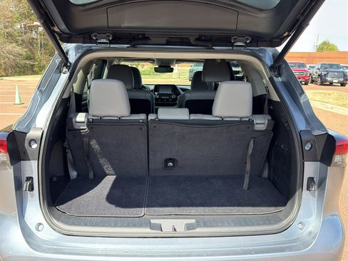 Used 2021 Toyota Highlander XLE image 15