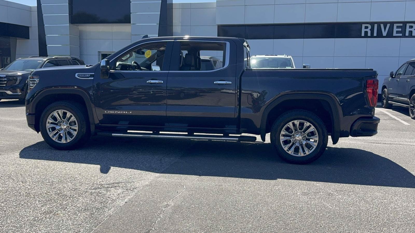 Used 2022 GMC Sierra 1500 Denali AWD/4WD image 3