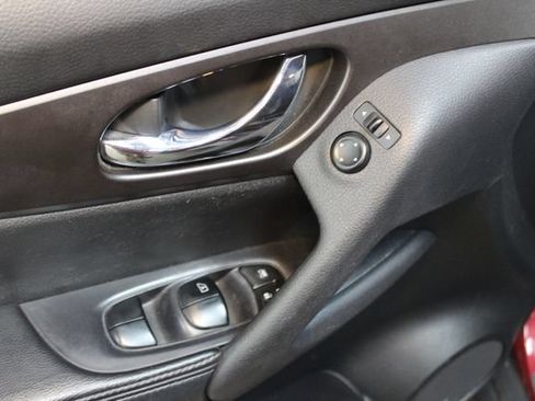 Used 2015 Nissan Rogue SV AWD/4WD image 16