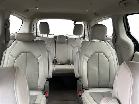 Used 2021 Chrysler Pacifica Touring-L image 22