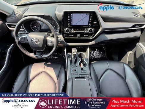 Used 2021 Toyota Highlander XLE AWD/4WD image 17