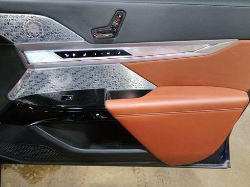 Used 2023 BMW i7 xDrive60 AWD/4WD image 25