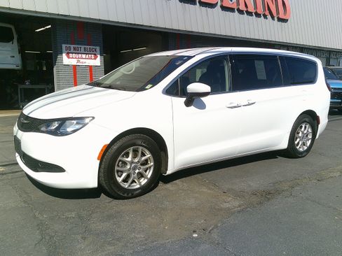 Used 2023 Chrysler Voyager LX FWD image 11
