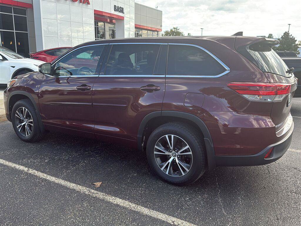 Used 2017 Toyota Highlander Plus AWD/4WD image 3