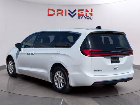 Used 2024 Chrysler Pacifica Touring-L FWD image 3