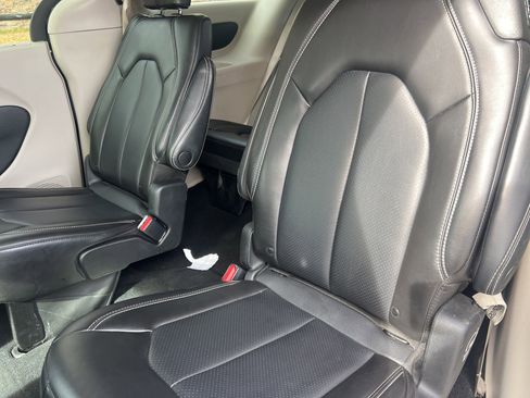 Used 2023 Chrysler Pacifica Touring-L image 14