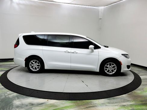Used 2018 Chrysler Pacifica Touring Plus w/ S Appearance Package FWD image 4