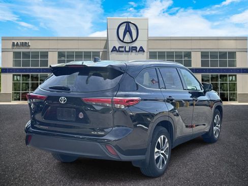 Used 2022 Toyota Highlander XLE AWD/4WD image 5