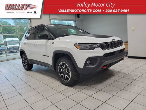 New 2026 Jeep Compass Trailhawk w/ Sun, Sound & Navigation Group AWD/4WD image 1