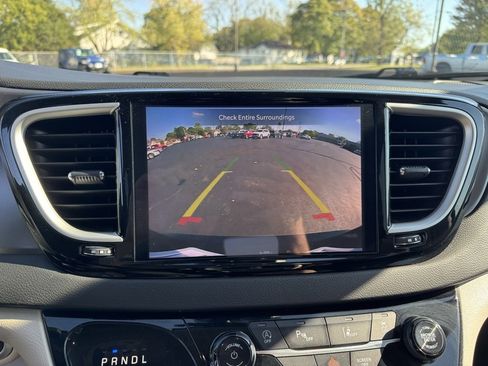 Used 2024 Chrysler Pacifica Touring-L image 9