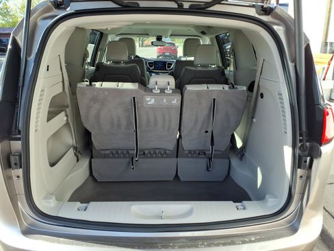 Used 2017 Chrysler Pacifica Touring-L FWD image 20