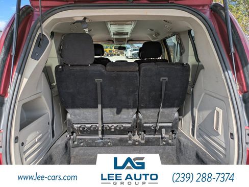 Used 2012 Chrysler Town & Country Touring image 9