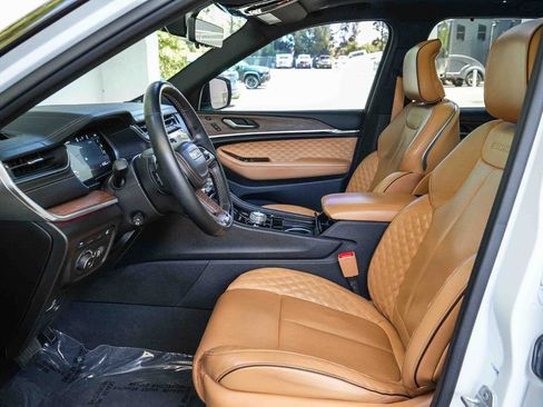 Used 2022 Jeep Grand Cherokee Summit w/ Advanced Protech Group IV AWD/4WD image 17
