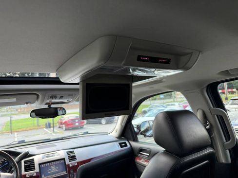 Used 2011 Cadillac Escalade Premium RWD image 44