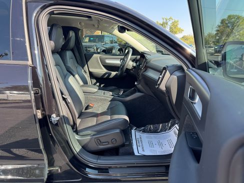 Used 2020 Volvo XC40 T5 Momentum image 17