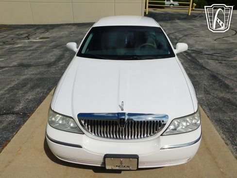 Used 2003 Lincoln Town Car Executive image 29