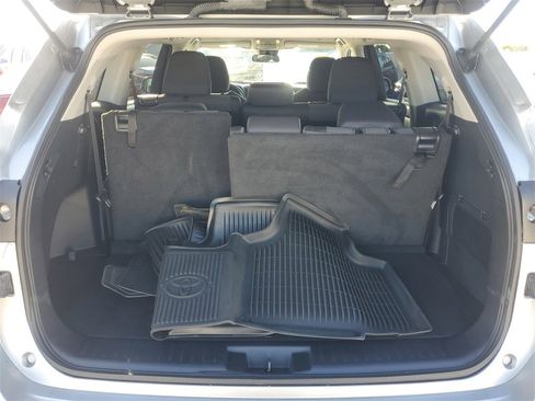Used 2023 Toyota Highlander LE image 9