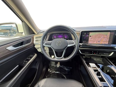 Used 2025 Volkswagen Atlas SEL AWD/4WD image 12