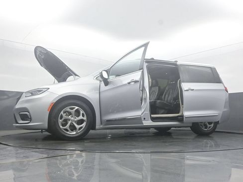 Used 2023 Chrysler Pacifica Limited FWD image 57