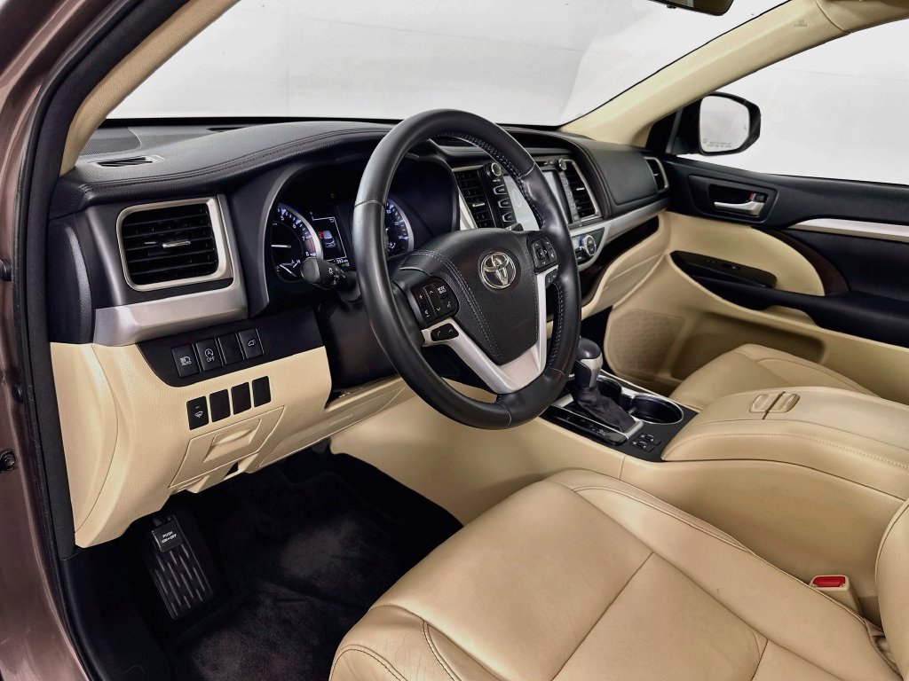 Used 2017 Toyota Highlander XLE FWD image 9