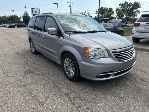 Used 2015 Chrysler Town & Country Touring-L w/ Driver Convenience Group FWD image 3