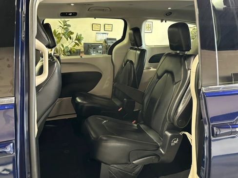 Used 2020 Chrysler Pacifica Touring-L w/ Tire & Wheel Group FWD image 12