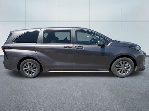 Used 2023 Toyota Sienna LE AWD/4WD image 4