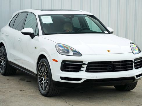 Used 2023 Porsche Cayenne Platinum Edition image 57