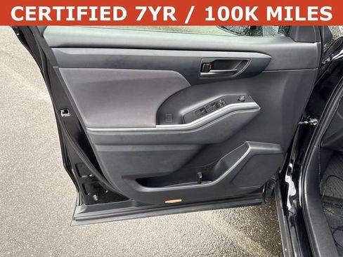 Used 2022 Toyota Highlander LE AWD/4WD image 13