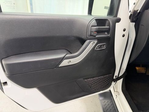 Used 2017 Jeep Wrangler Unlimited Sahara w/ Connectivity Group AWD/4WD image 8