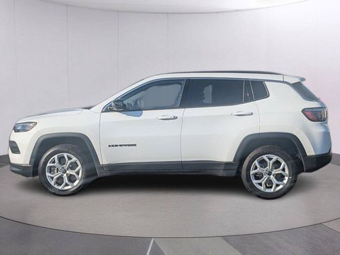Used 2025 Jeep Compass Latitude w/ Convenience Group AWD/4WD image 2