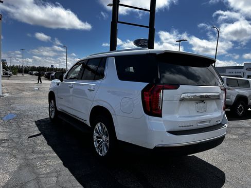 Used 2024 GMC Yukon SLT AWD/4WD image 3