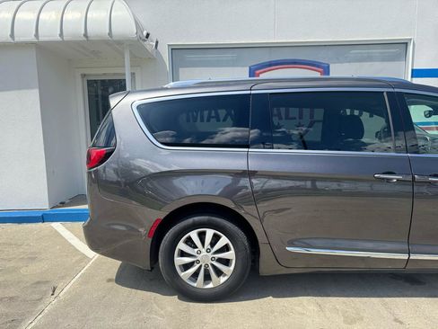 Used 2019 Chrysler Pacifica Touring-L FWD image 22