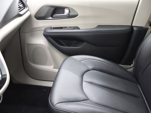 Used 2024 Chrysler Pacifica Touring-L FWD image 13