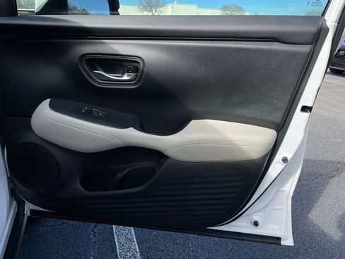 Certified 2025 Honda HR-V LX image 28