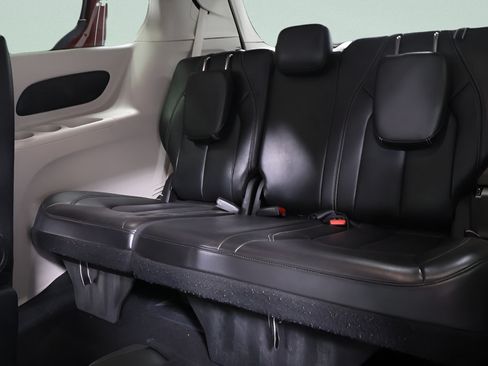 Used 2023 Chrysler Pacifica Touring-L FWD image 26