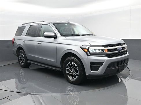 Used 2024 Ford Expedition XLT image 3