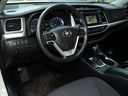 Used 2019 Toyota Highlander LE image 2