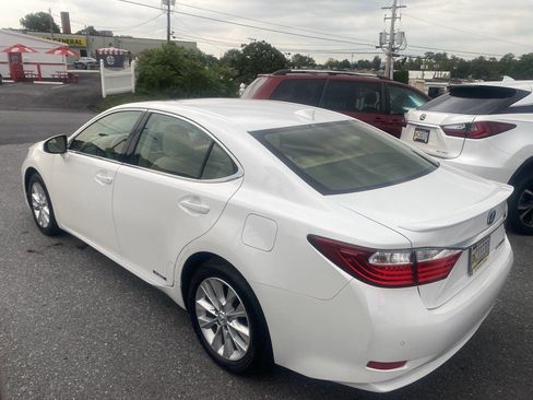 Used 2015 Lexus ES 300h image 1