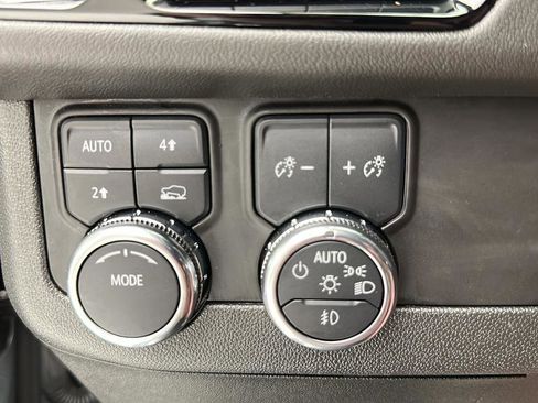 Used 2025 GMC Yukon XL Denali AWD/4WD image 23