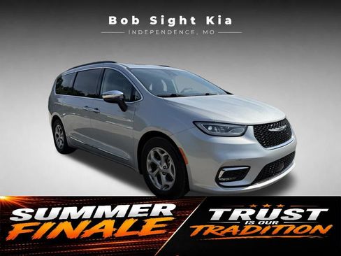 Used 2023 Chrysler Pacifica Limited FWD image 22